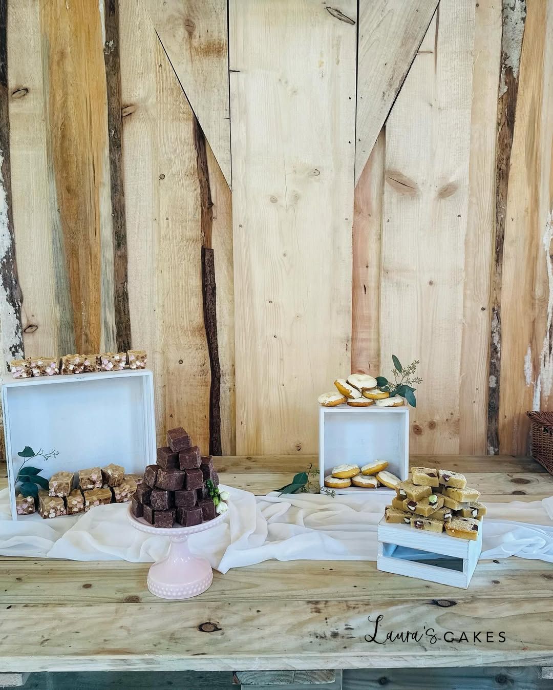 Wedding cake: A table with a bunch of flowers and a bunch of chocolate