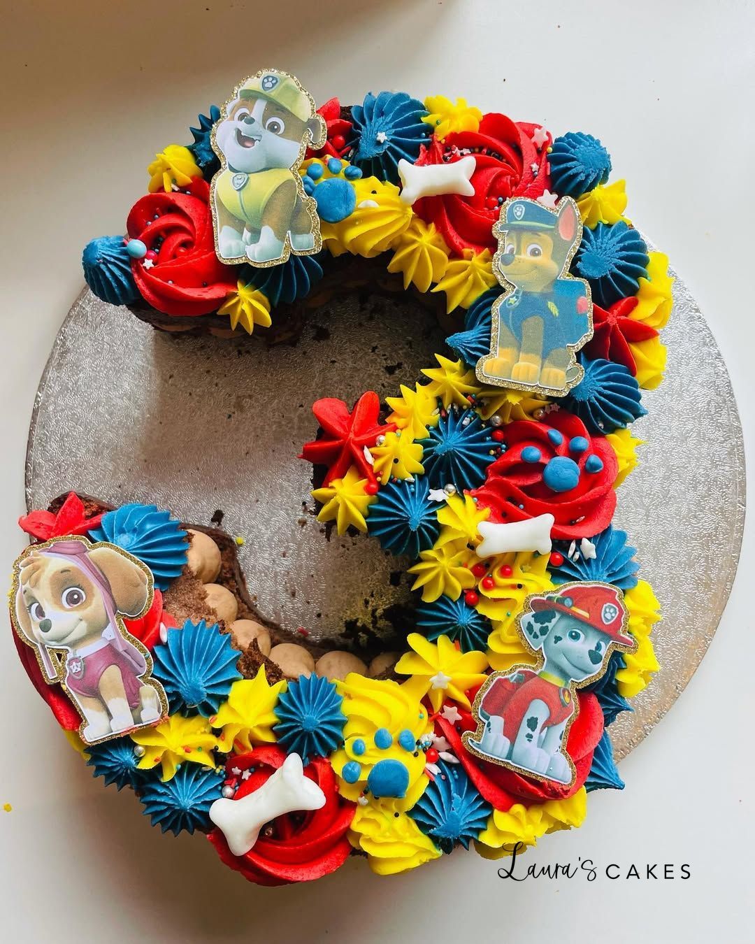 Celebration cake: A wreath made out of cupcakes and paper flowers