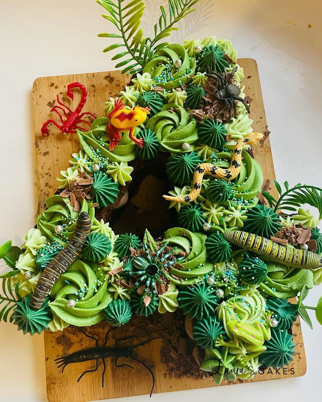 Celebration cake: A wreath made out of sus and sus