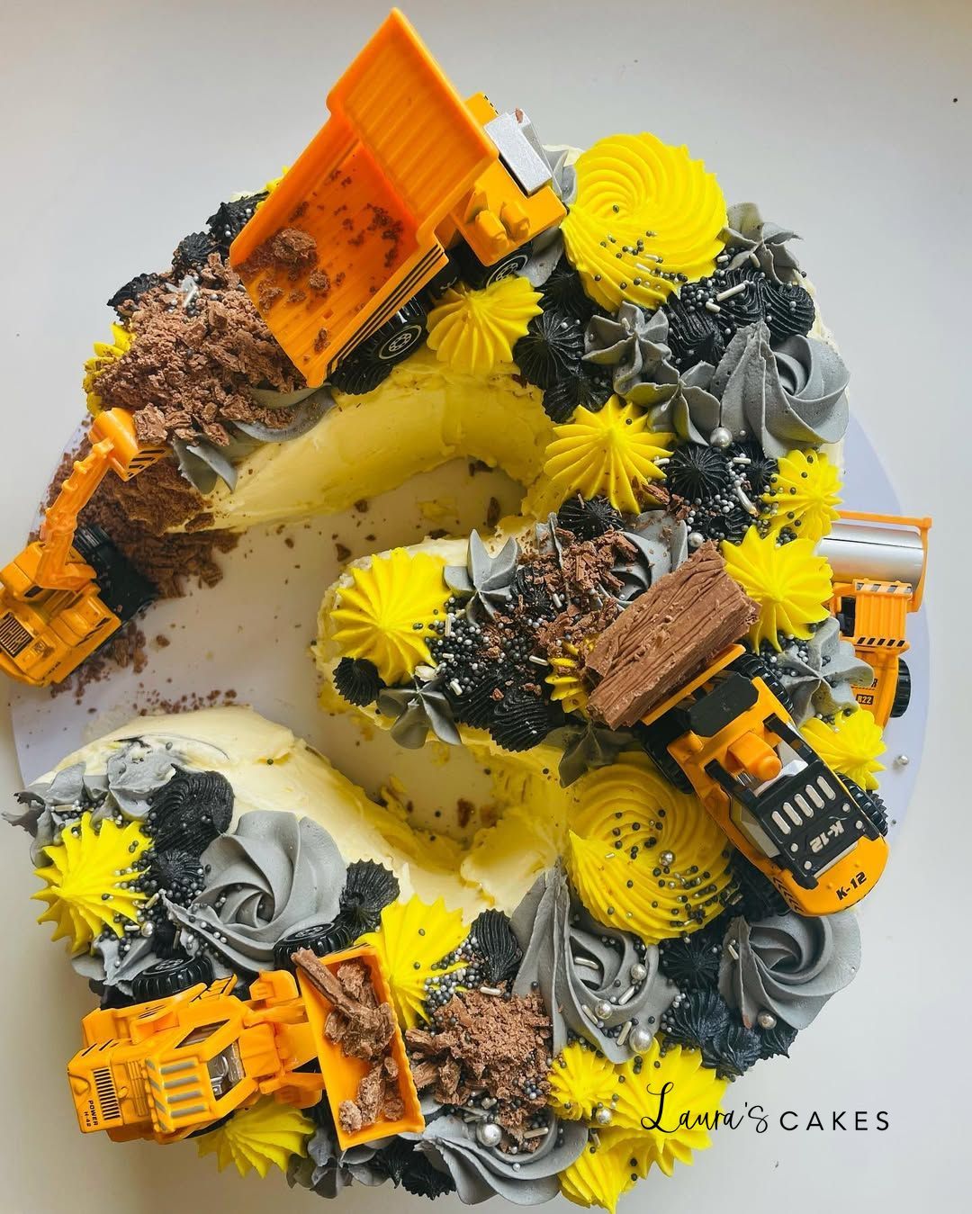 Celebration cake: Construction trucks and trucks on it