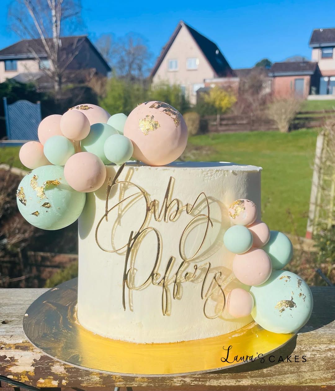 Celebration cake: Paste pastes and gold foil on top